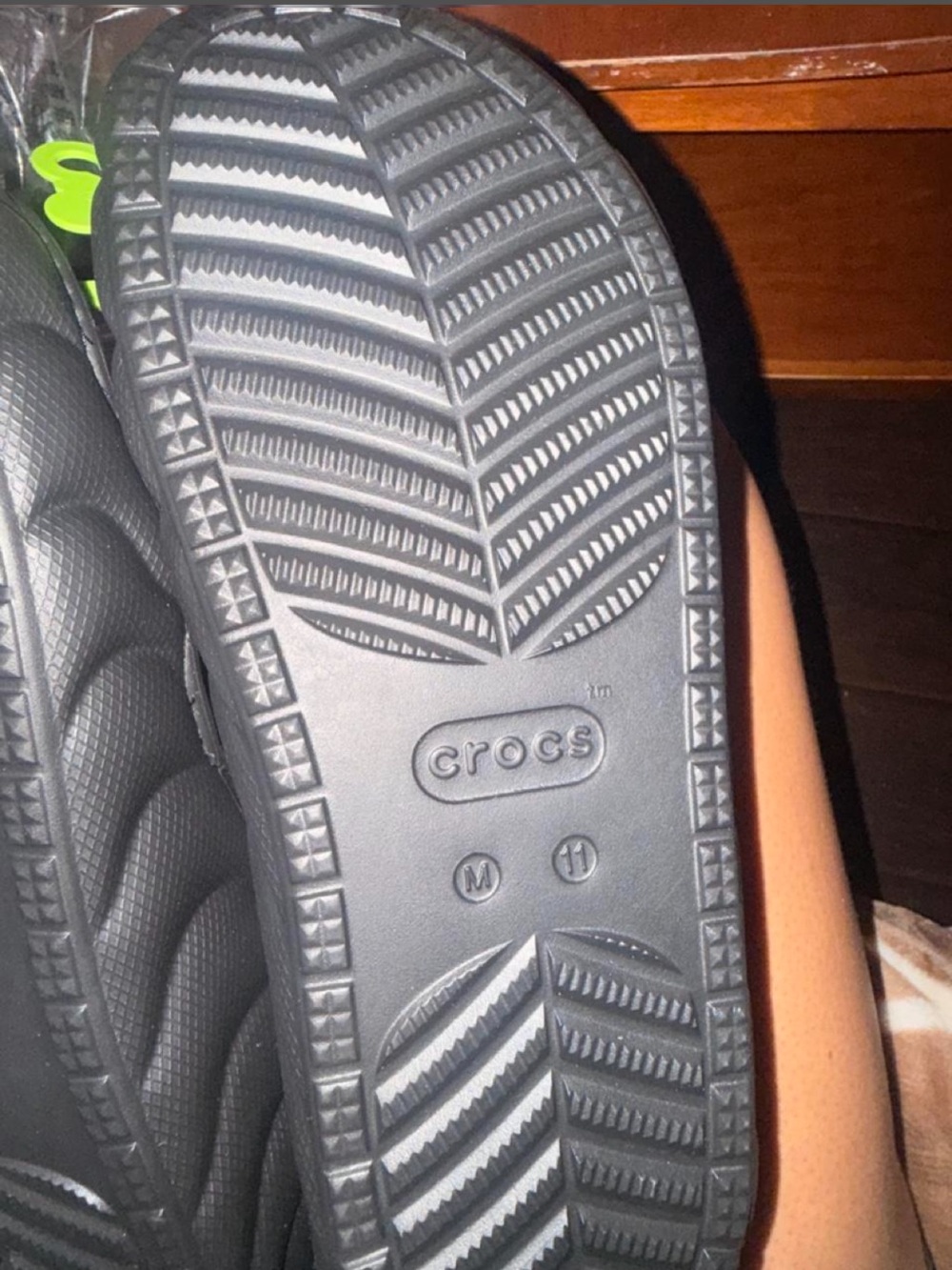 CROCS Men's Classic Cozzy Overpuff Slide in Black - Picture 6 of 7
